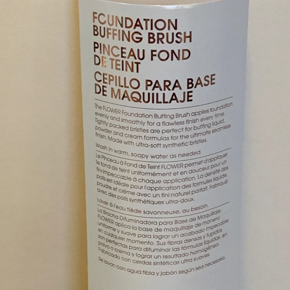 Flower Foundation Buffing Brush Slightly Angled Brush Head Comfortable Control